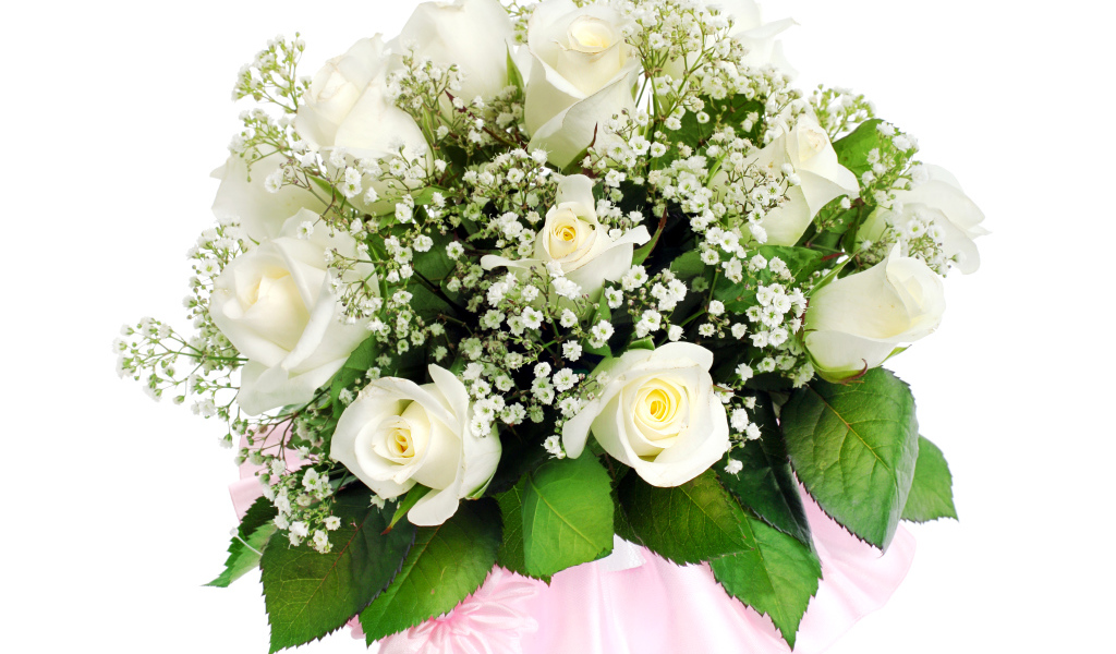 Красивый нежный букет  роз с мелкими белыми цветами