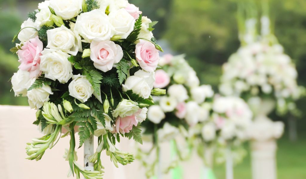 Красивые свадебные букеты из цветов розы и фрезии в декоре