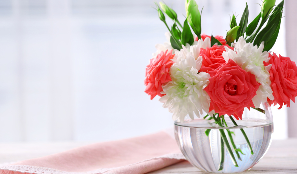 Букет из цветов розовой розы, эустомы и белой хризантемы в стеклянной вазе