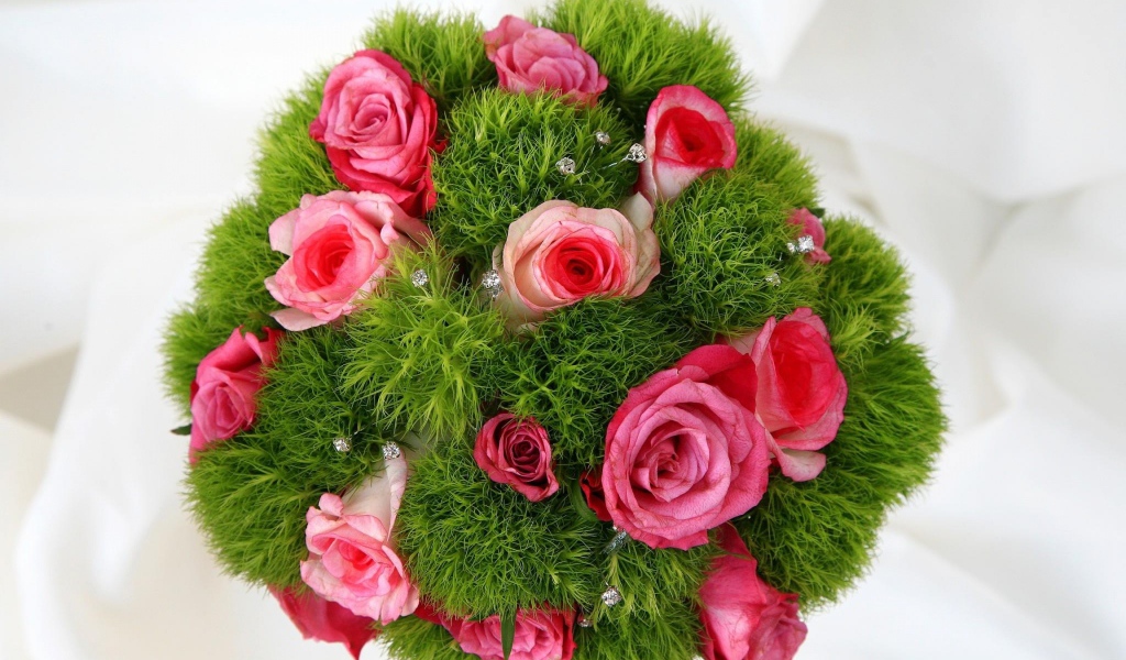 Букет красивых розовых роз с зеленью