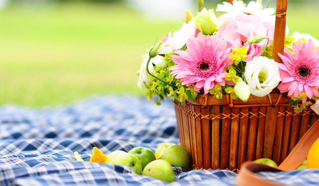 Букет гербер и лютиков в корзине для пикника