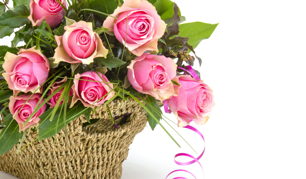 Букет розовых роз корзине с лентой на белом фоне
