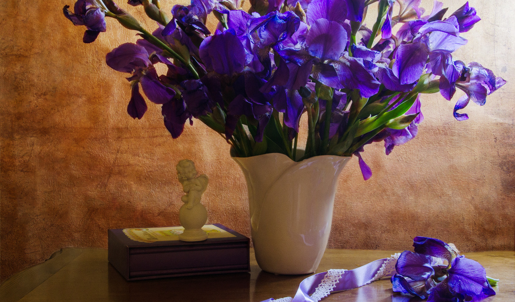 Букет фиолетовых ирисов в вазе