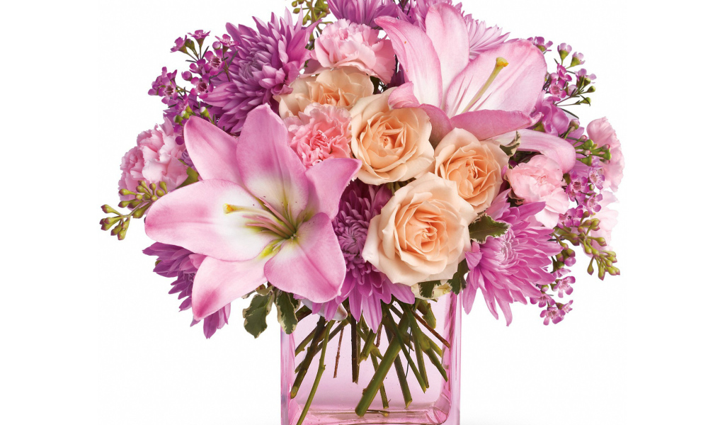 Букет из роз, хризантем и лилий в вазе на белом фоне