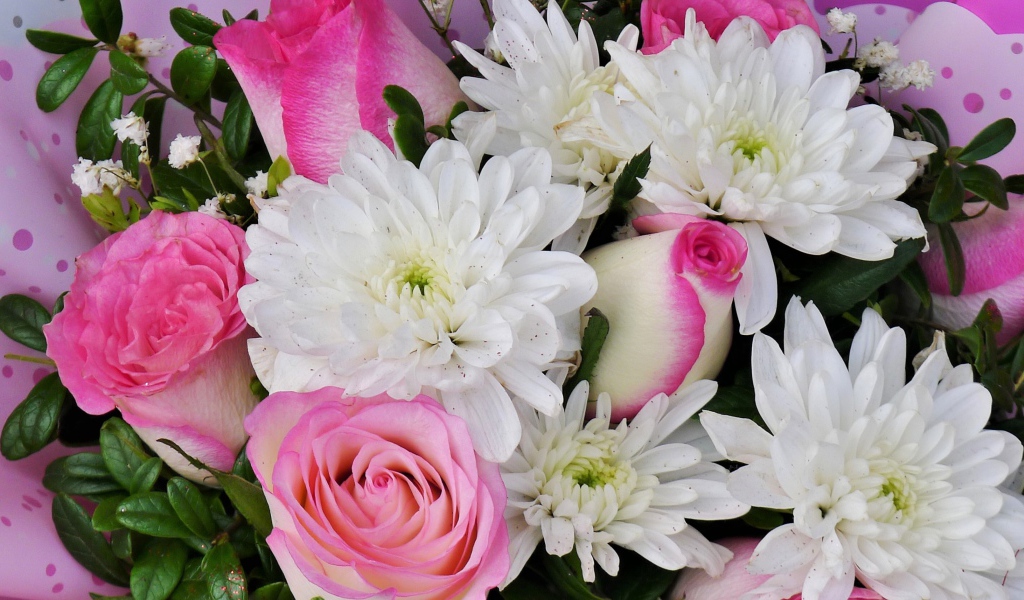 Букет белых хризантем с розовыми розами
