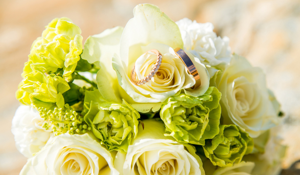 Букет из белых роз с гвоздиками и обручальными кольцами