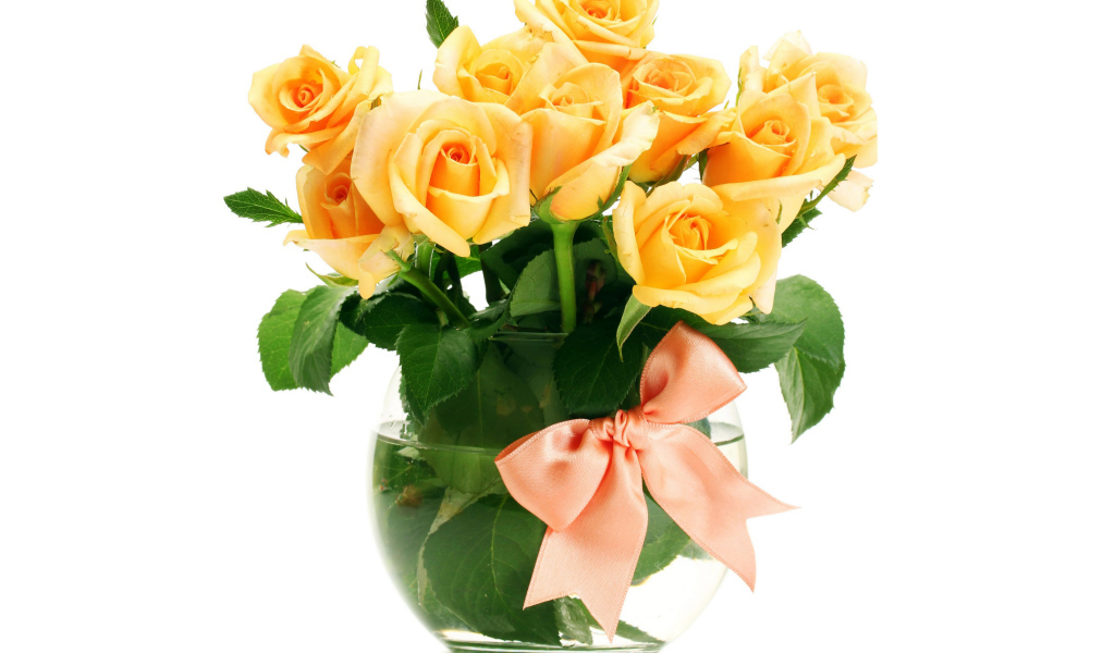 Букет желтых роз с розовой лентой на белом фоне