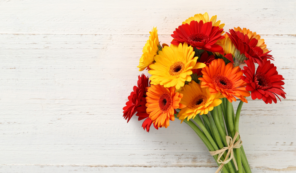 Милый букет гербер на деревянной поверхности, шаблон для открытки