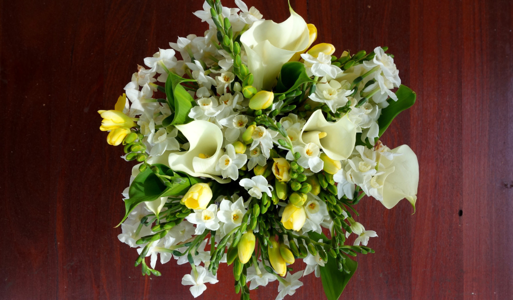 Нежные белые нарциссы и каллы в красивом букете