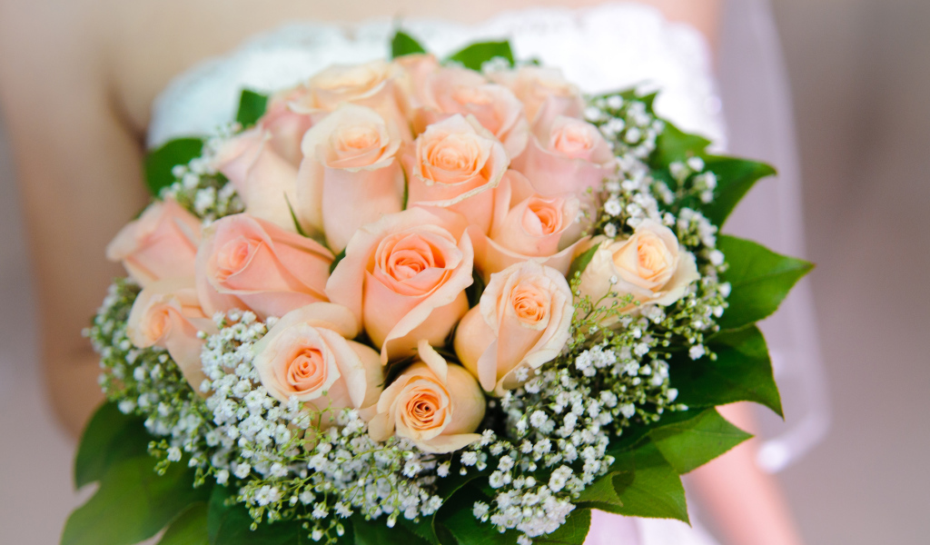 Нежный букет невесты с розами кремового цвета