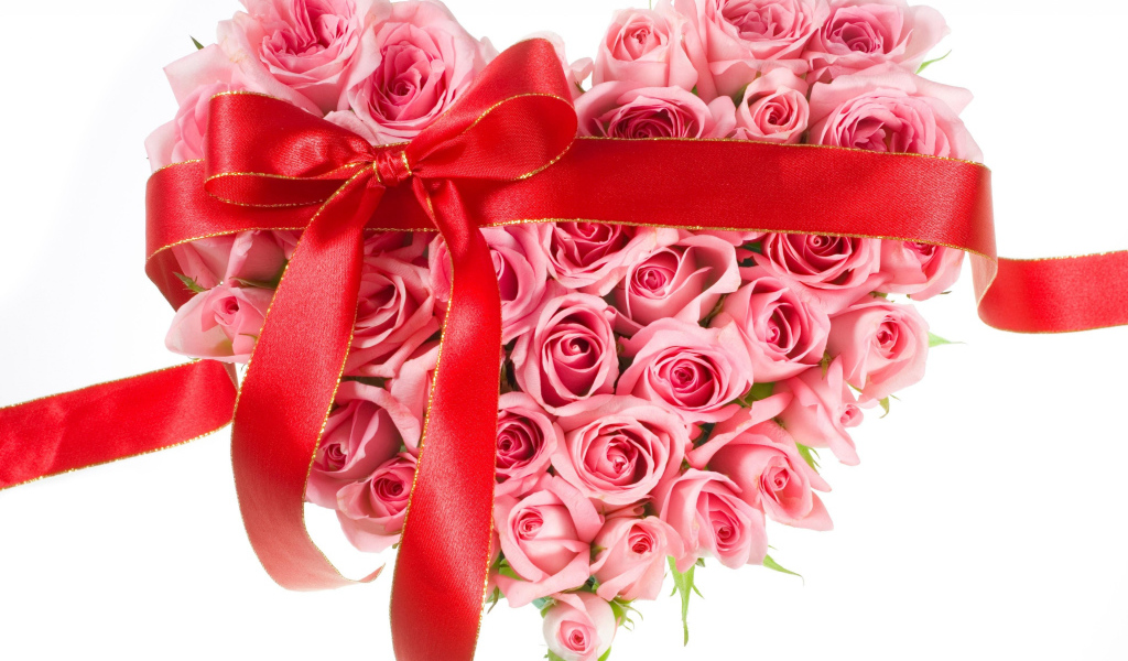Сердце из розовых роз с красной лентой на белом фоне