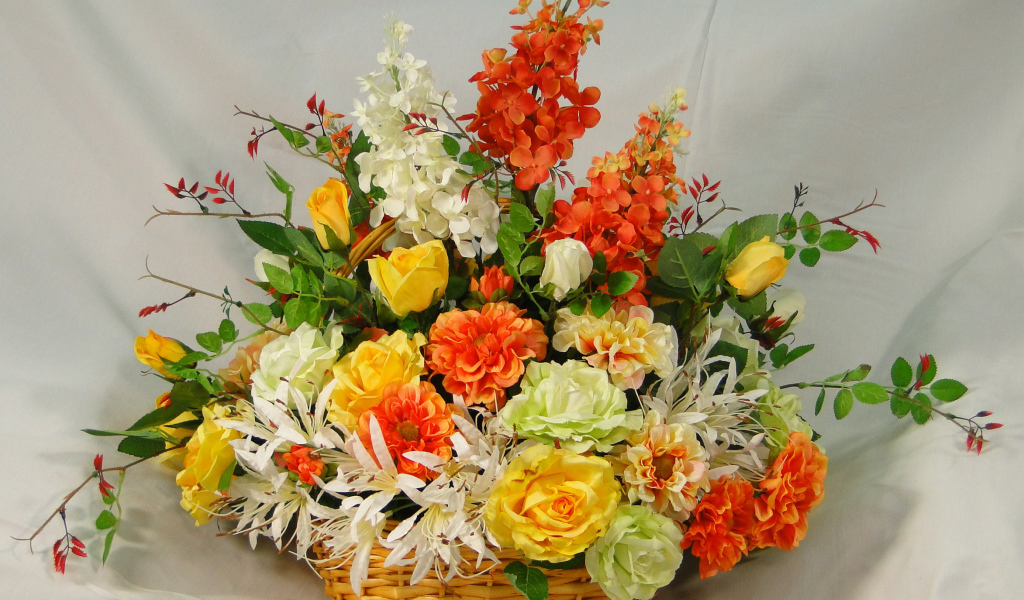 Большой букет цветов в плетеной корзине