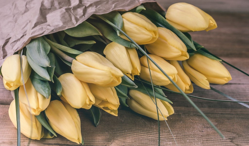 Большой букет желтых тюльпанов в бумаге 