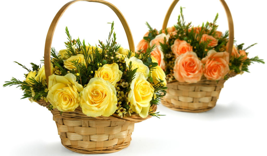 Две корзины с желтыми и оранжевыми розами на белом фоне