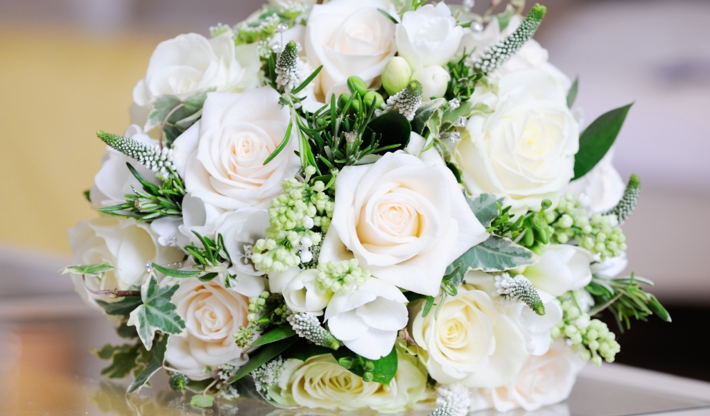 Свадебный букет с белыми розами