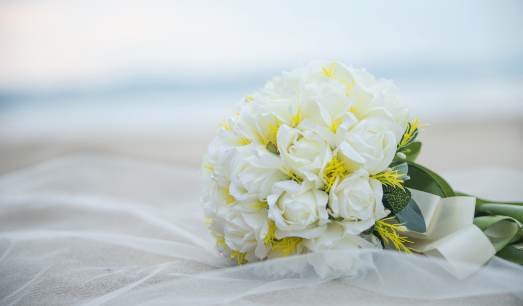 Белый красивый свадебный букет роз