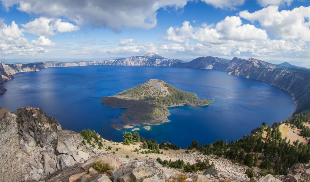 Горы вокруг чистого озера Крейтер, США