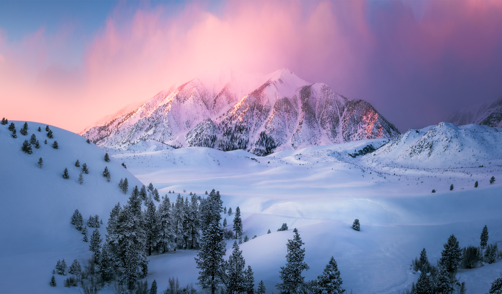 Заснеженные горы в сиреневом тумане 