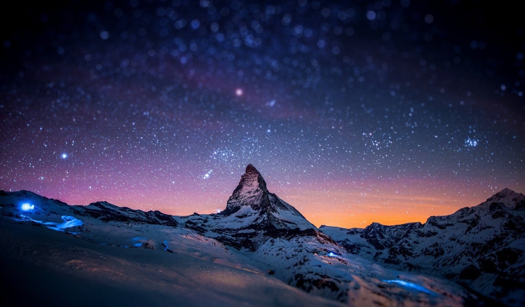 Заснеженные горы под красивым звездным небом 