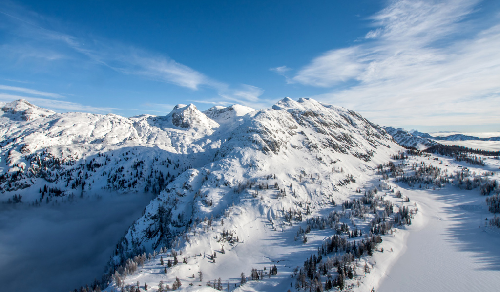 Заснеженные горы под красивым голубым небом 