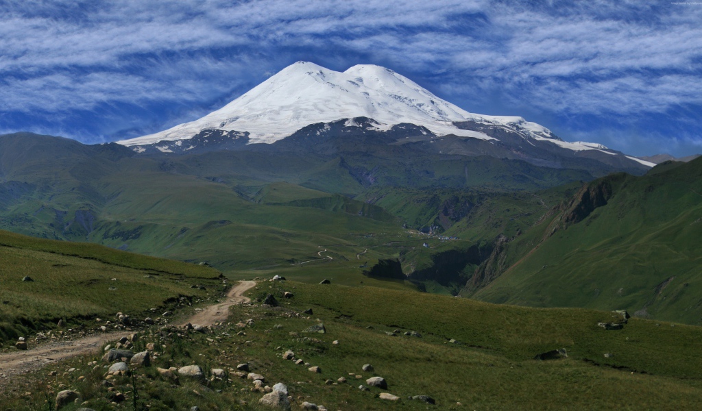 Заснеженная вершина горы Эльбрус, Кавказ