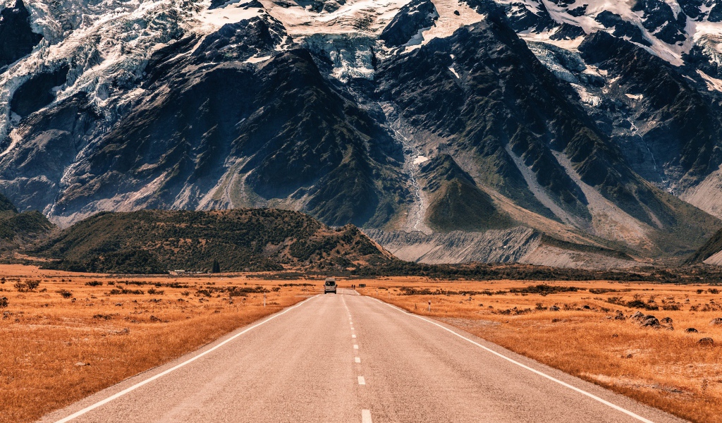 Дорога на фоне гор 