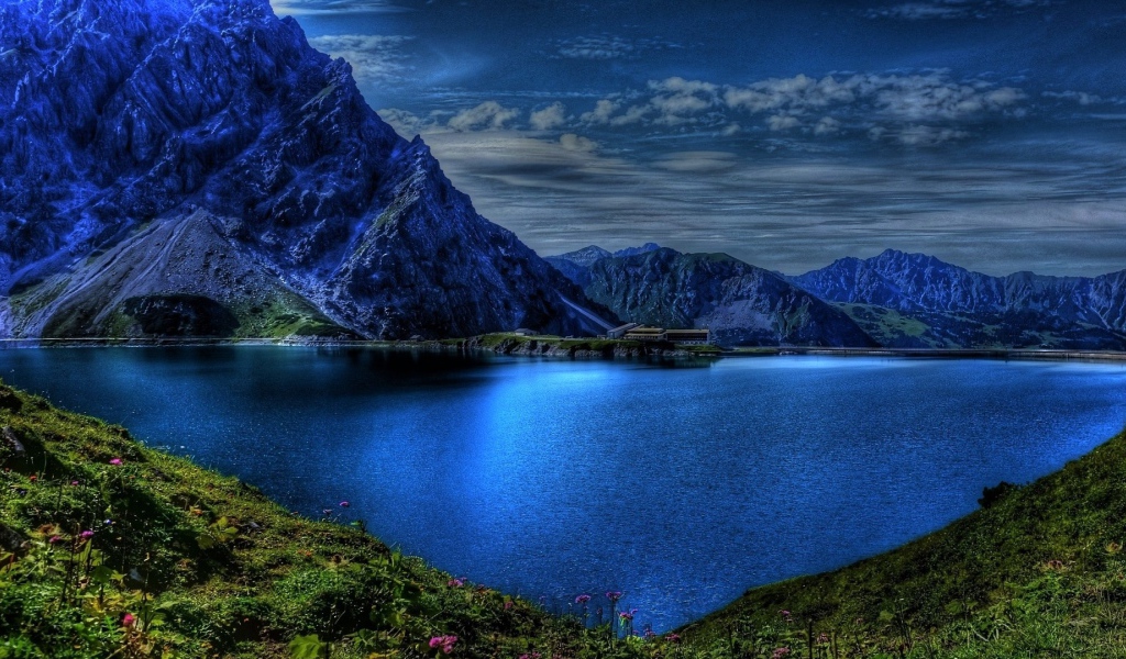 Голубая вода в озере и горы в сумерках