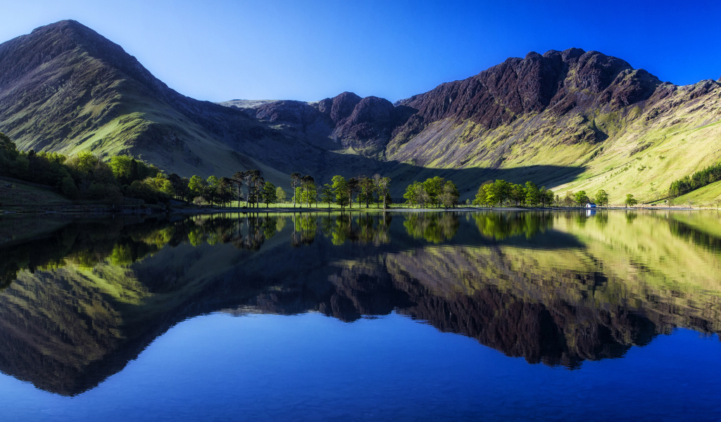 Озеро Баттермир на фоне гор 