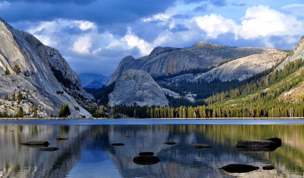 Озеро у гранитной скалы  Хаф-Доум, Калифорния