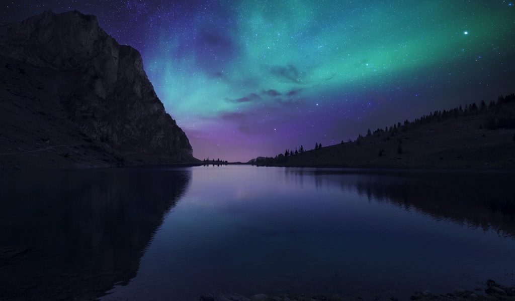 Северное сияние над горным озером 