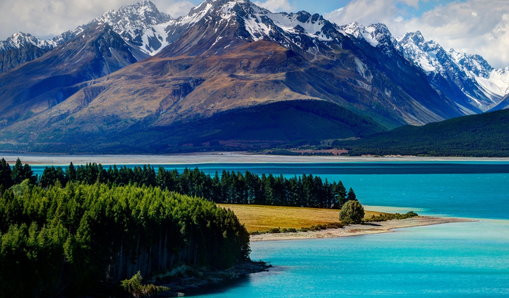 Живописное  озеро Текапо на фоне гор, Новая Зеландия