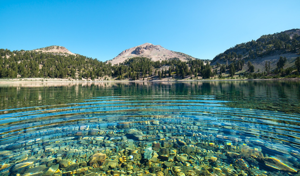 Прозрачное озеро в национальном парке Лассен-Волканик, Калифорния 