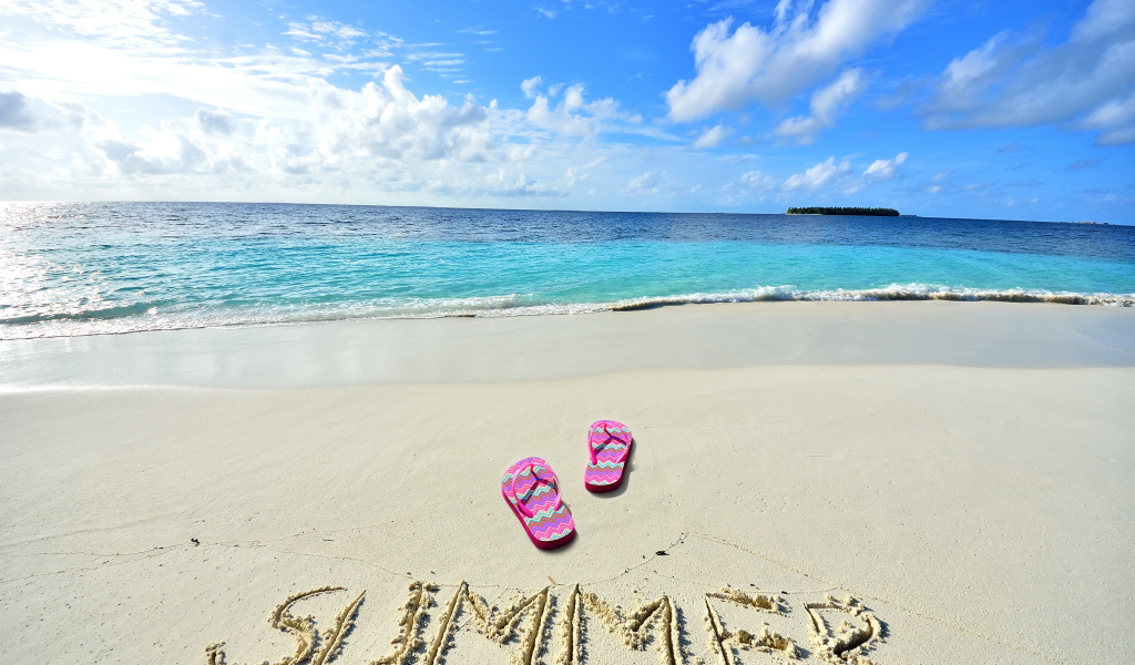 Надпись на теплом морском песке летом