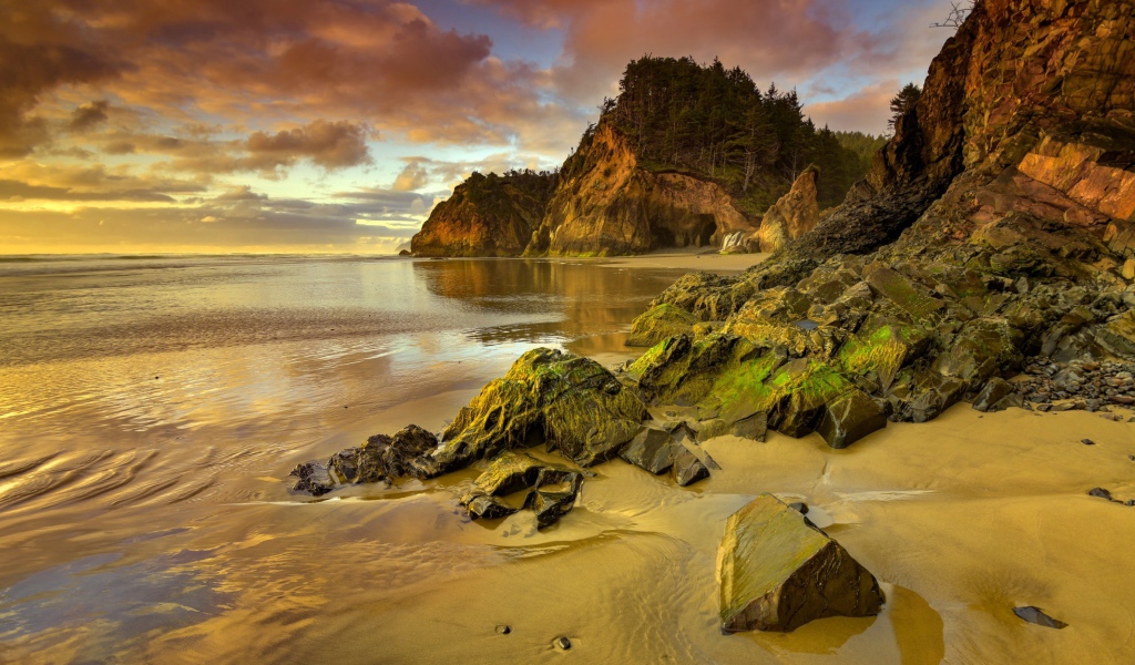 Каменные скалы на берегу моря на закате