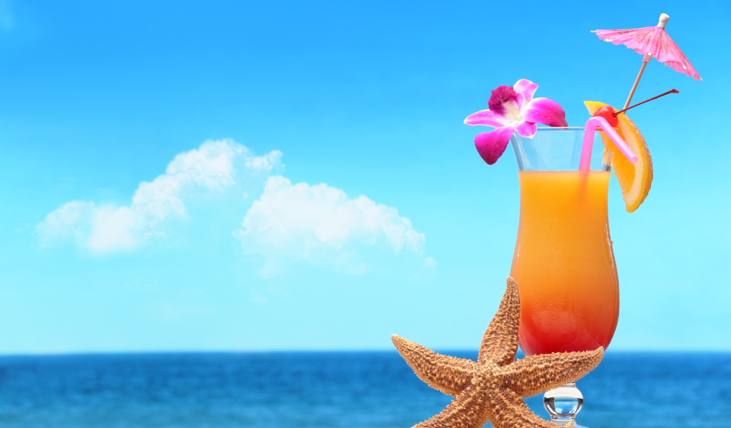 Летний коктейль и морская звезда на фоне  моря