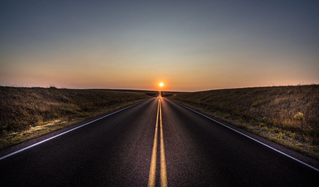 Длинная дорога на закате солнца