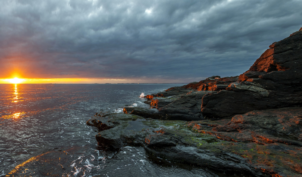 Каменное побережье в Норвегии на закате 