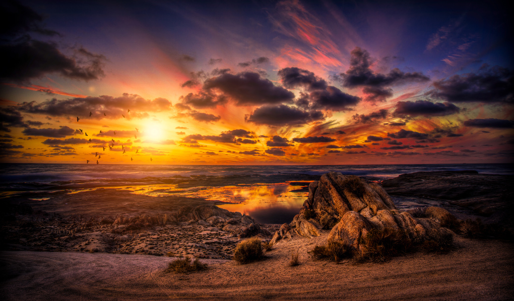 Закат солнца в облачном небе над высохшим озером