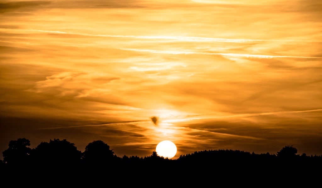 Закат солнца в небе золотого цвета