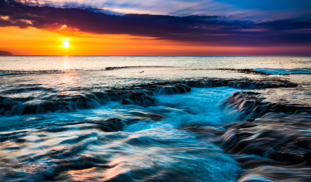 Закат солнца на горизонте над морем