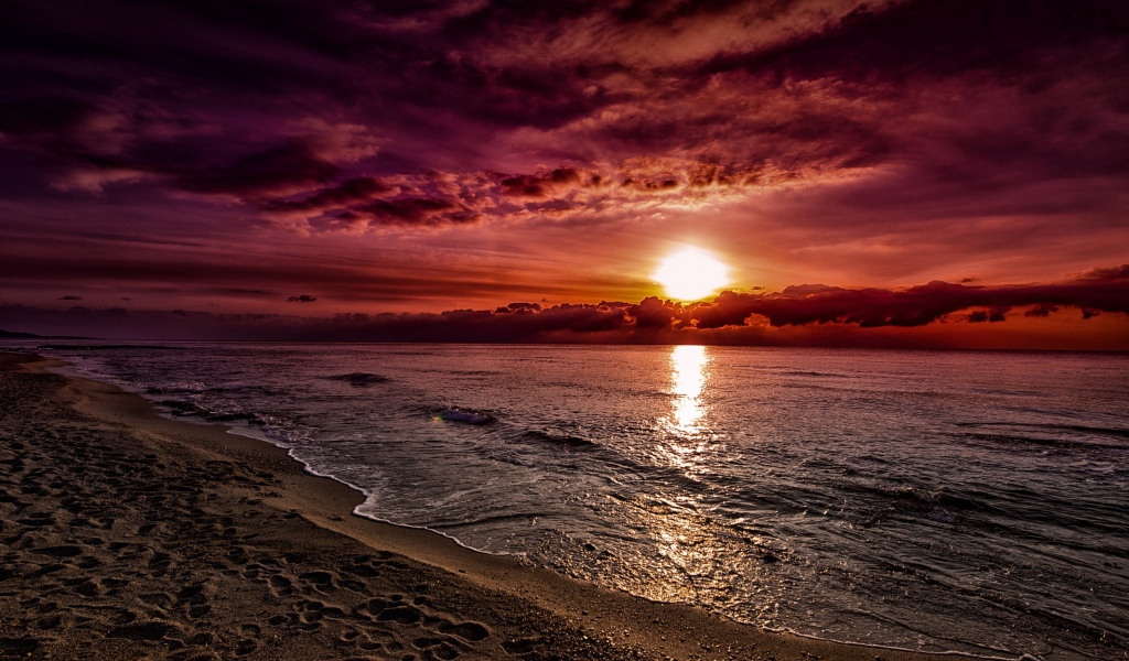 Закат красного солнца над океаном 