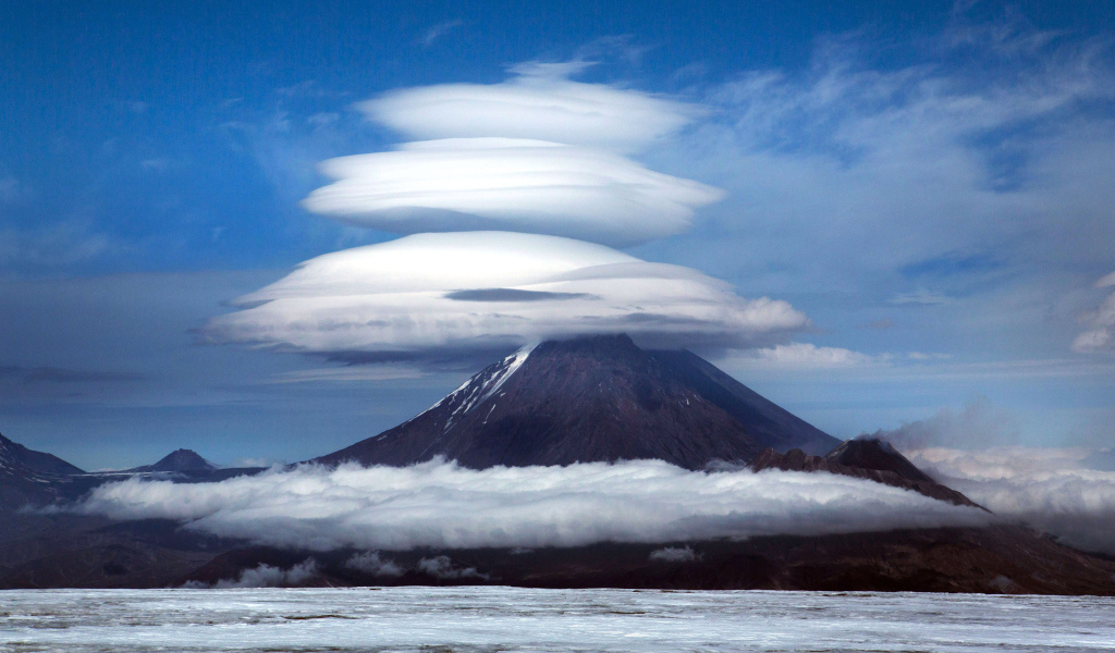 Облака над Ключевской сопкой, Камчатка 