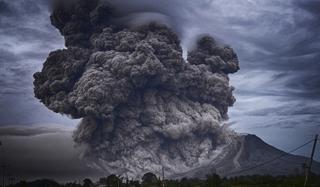 Клубы черного дыма из Вулкана Этна 