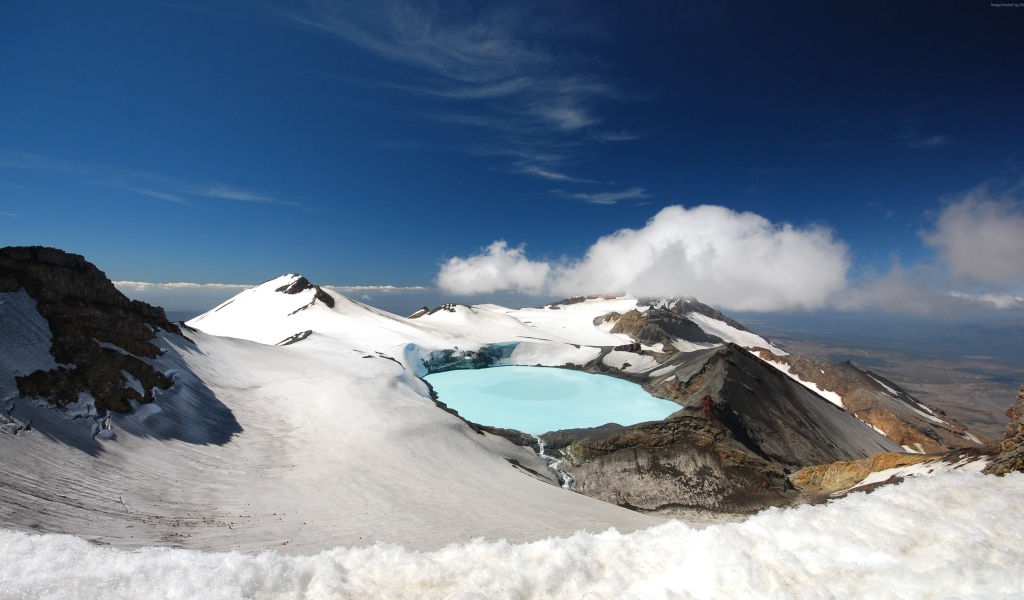 Заснеженный кратер вулкана Тонгариро под голубым небом, Новая Зеландия