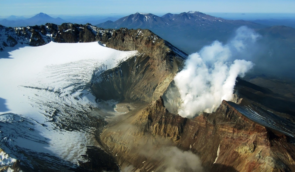 Дымящийся вулкан, Камчатка Россия 
