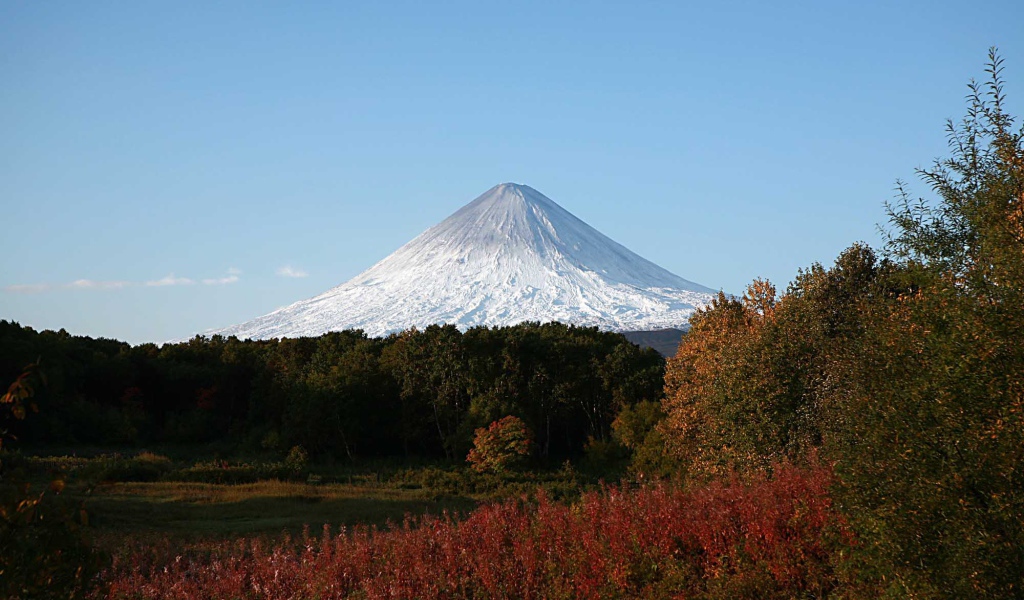 Вид на заснеженную вершину вулкана Ключевская сопка 