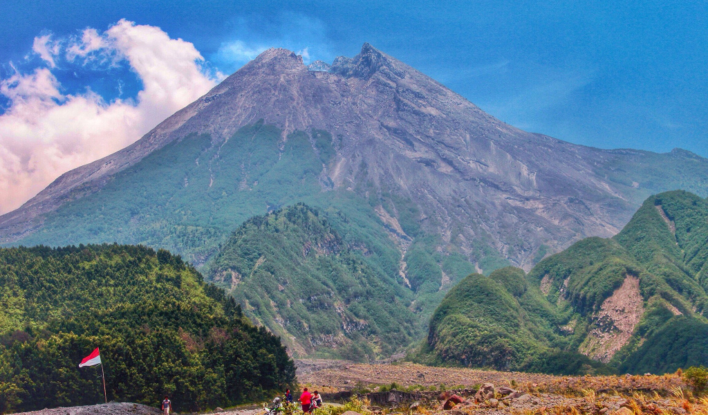 Вид на вулкан Мерапи,  Индонезия 