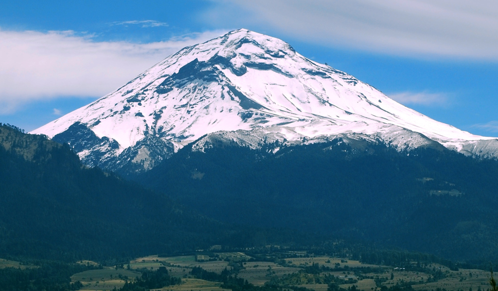 Вид заснеженный на вулкан Попокатепетль, Мексика 