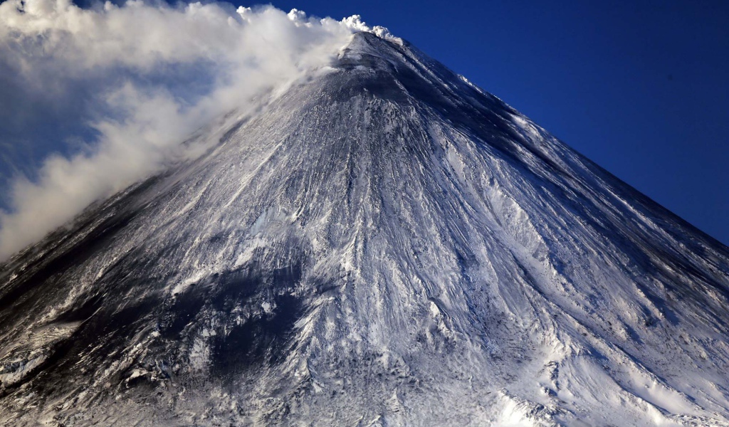 Белый дым выходит из вулкана Ключевская сопка 