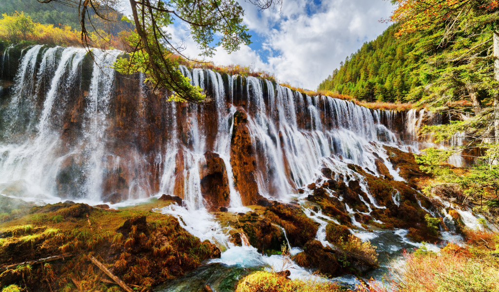 Красивый водопад в осеннем парке Цзючжайгоу, Китай